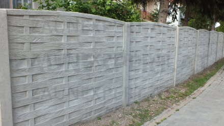Betonzaun Holzmotiv